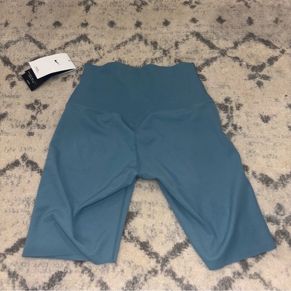 Nike Women's Zenvy Gentle-Support High-Waisted 8" Biker Shorts - Picture 8 of 9